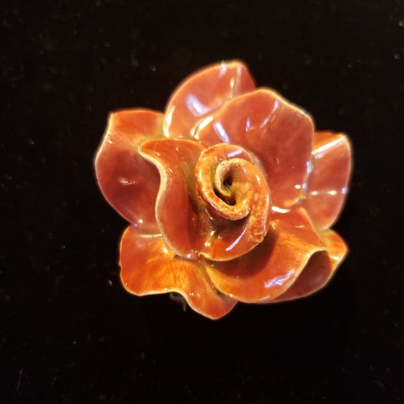 Vintage Unsigned Ceramic Rose Flower Brooch Pin Opening Petals Of Soft Red Rose - Picture 6 of 10